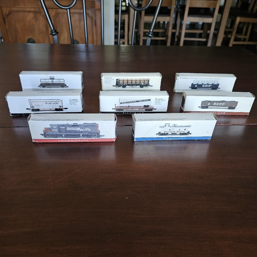 Southern Pacific - 8 Model Train Cars Collectible Vintage Bundled Set Men Women